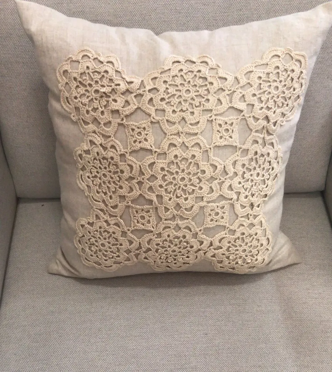 ALMOFADA ROSA MARIA 4006 50X50 APLICACAO CROCHE RENDA