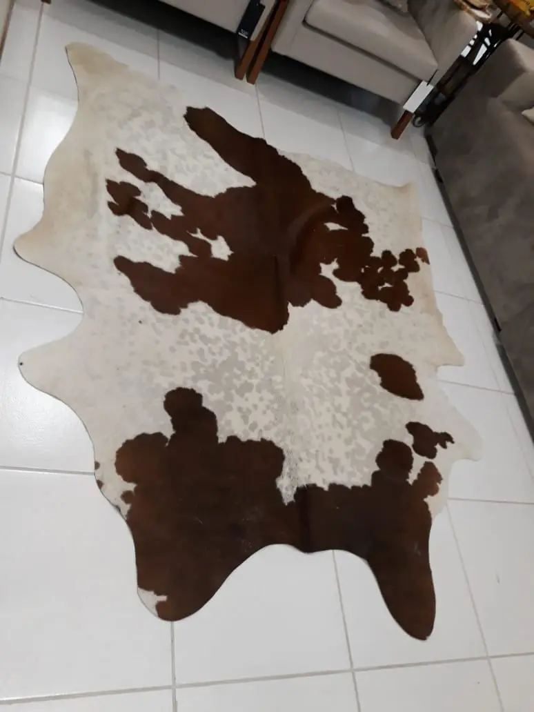 TAPETE RARO REQUINTE 1311-101 2.20X1.50 COURO BOVINO C/ PELO MARROM E BRANCO