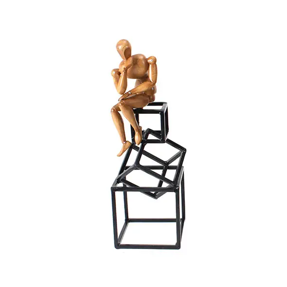 ESCULTURA HOME COLLECTION HC18201 HOMEM NO CUBO BRONZE