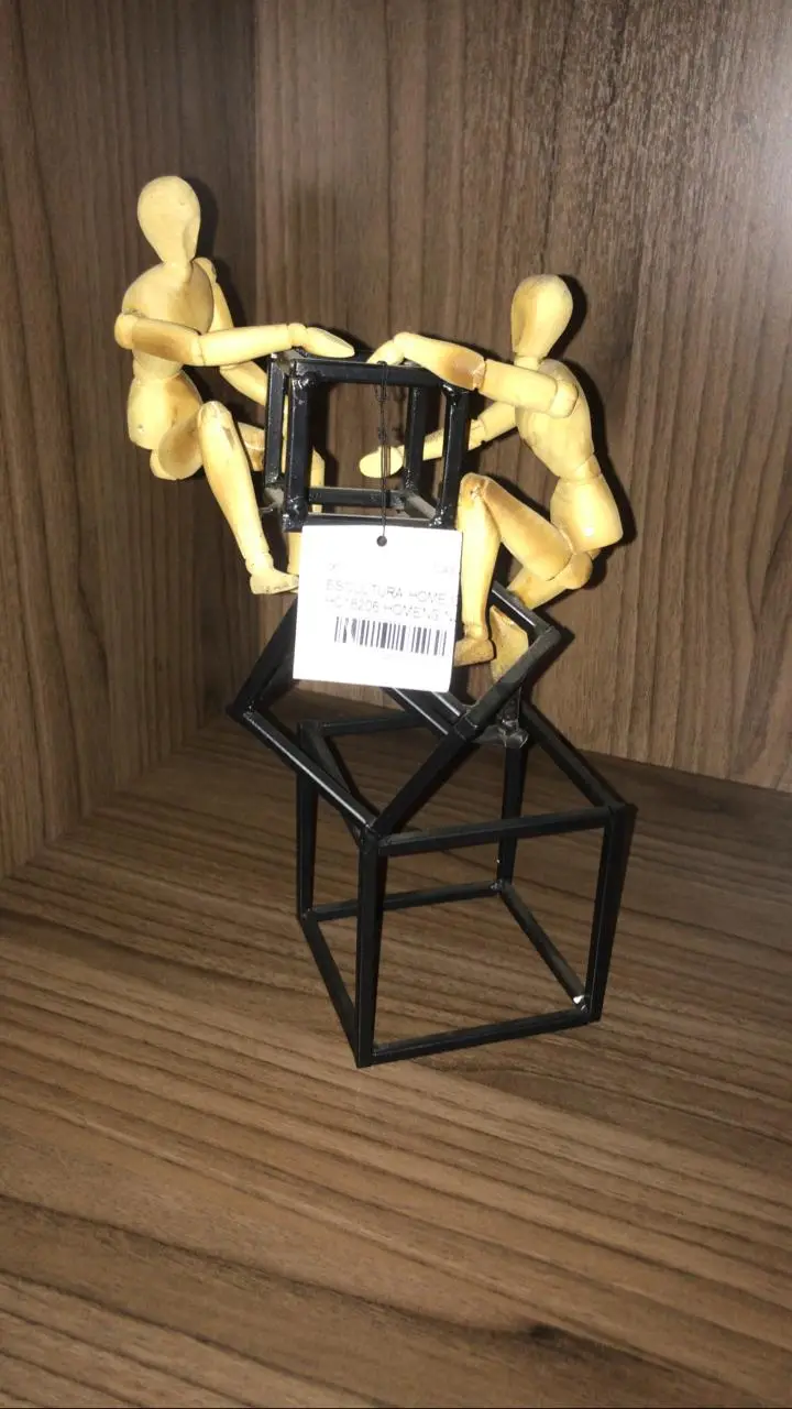 ESCULTURA HOME COLLECTION HC18206 HOMENS NO CUBO MADEIRA