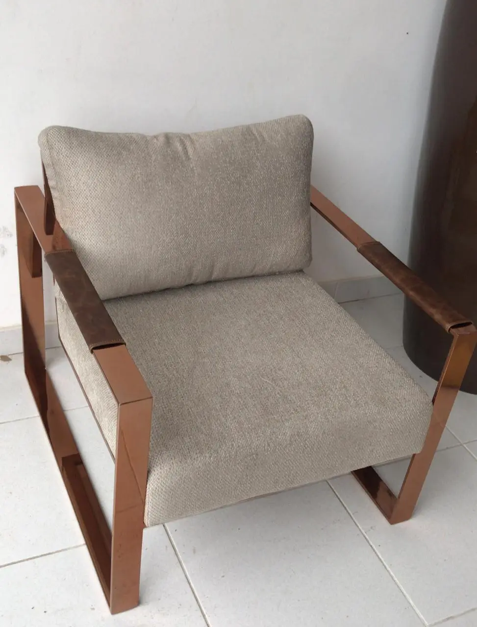 POLTRONA BEL METAIS LAURA INOX COPPER COURO NAT.PINHAO TEC.LINHO AREIA(BL)