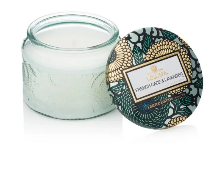 VELA POTE VIDRO VOLUSPA 7244 25H RELEVO FRENCH CADE LAVENDER(BL)