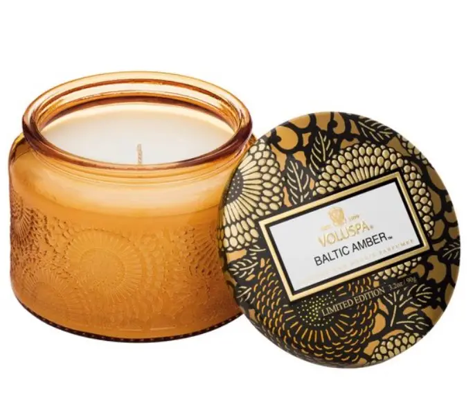 VELA POTE VIDRO  VOLUSPA 7243 25H RELEVO BALTIC AMBER(BL)